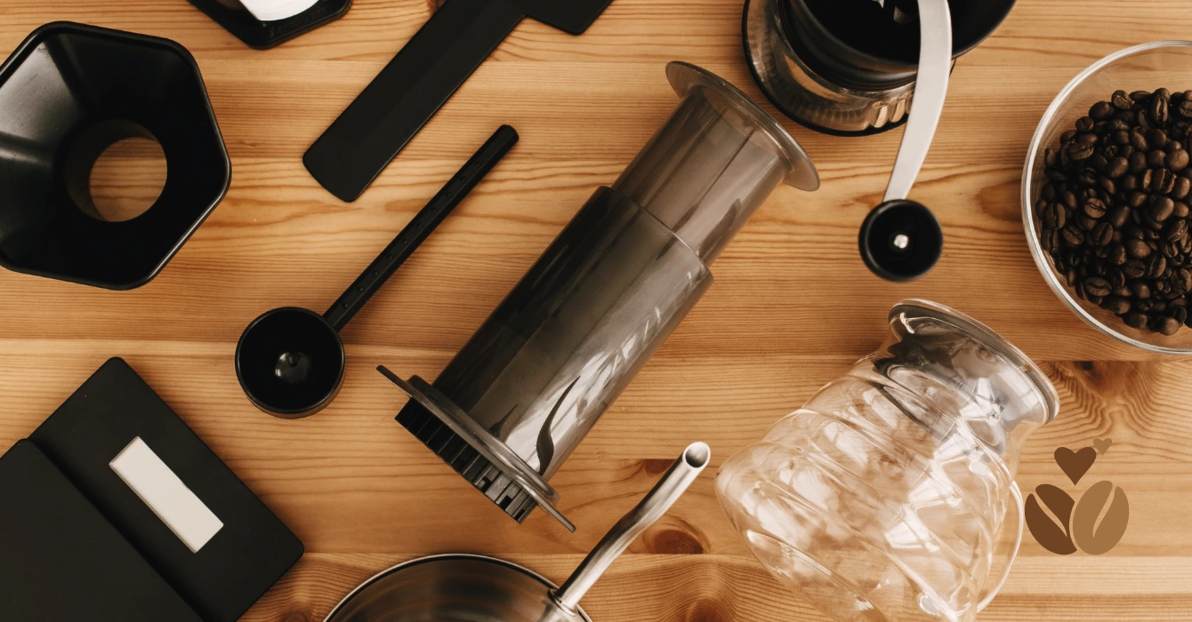 akcesoria do kawy na stole aeropress