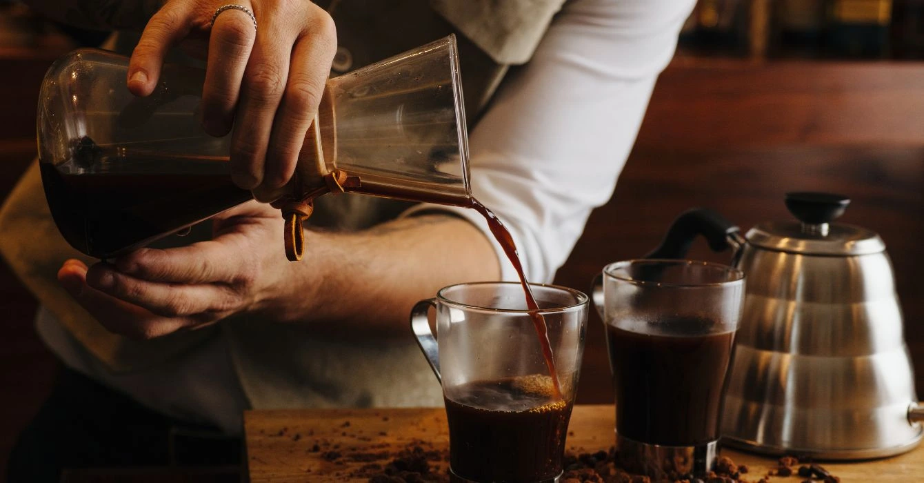 przelewanie kawy z chemaxu