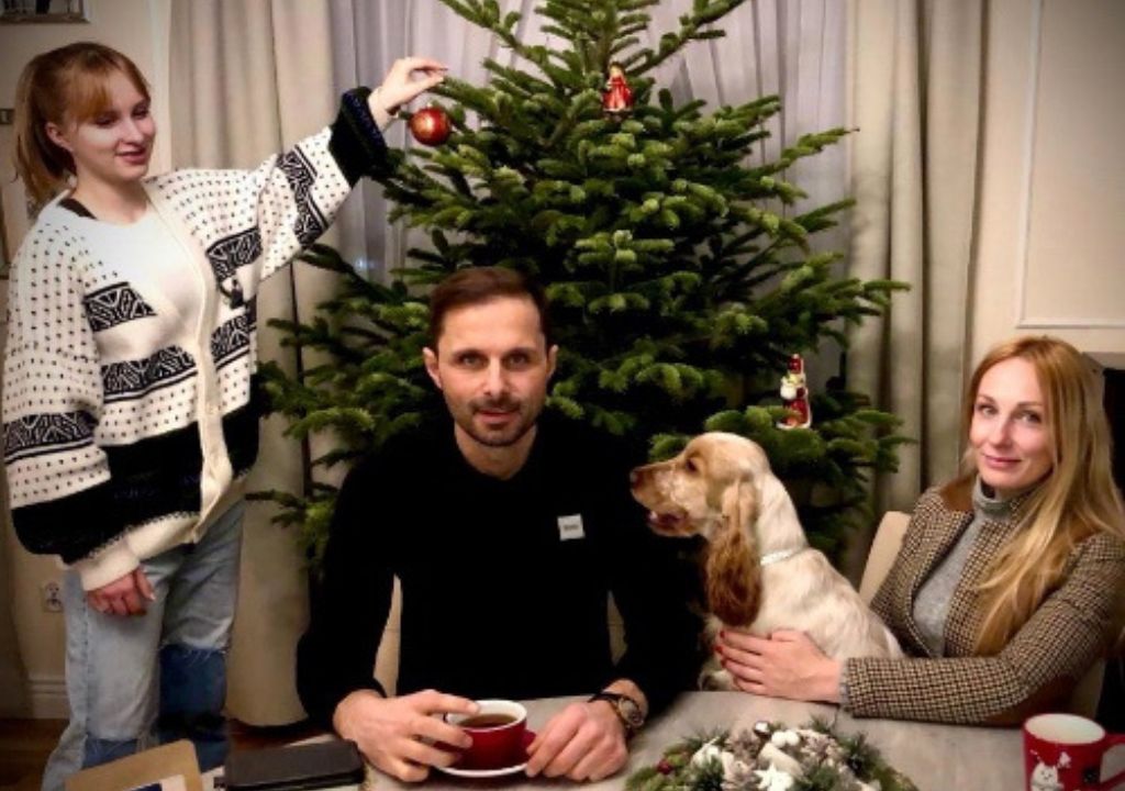 rodzina z psem przy swiatecznym stole