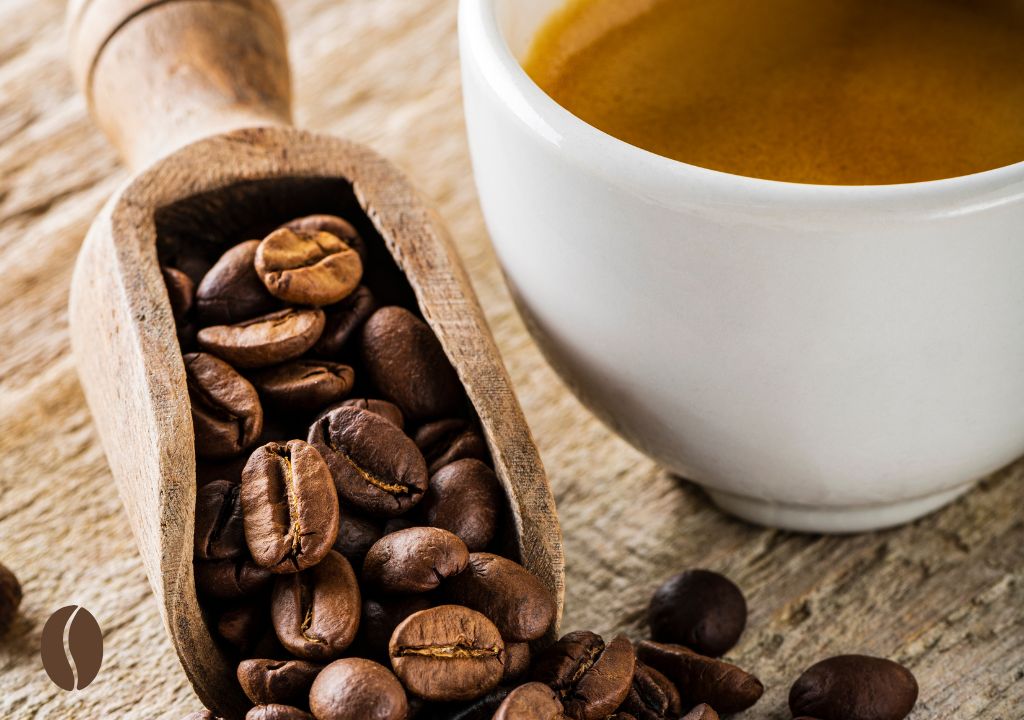 kawa w miarce obok filiżanki