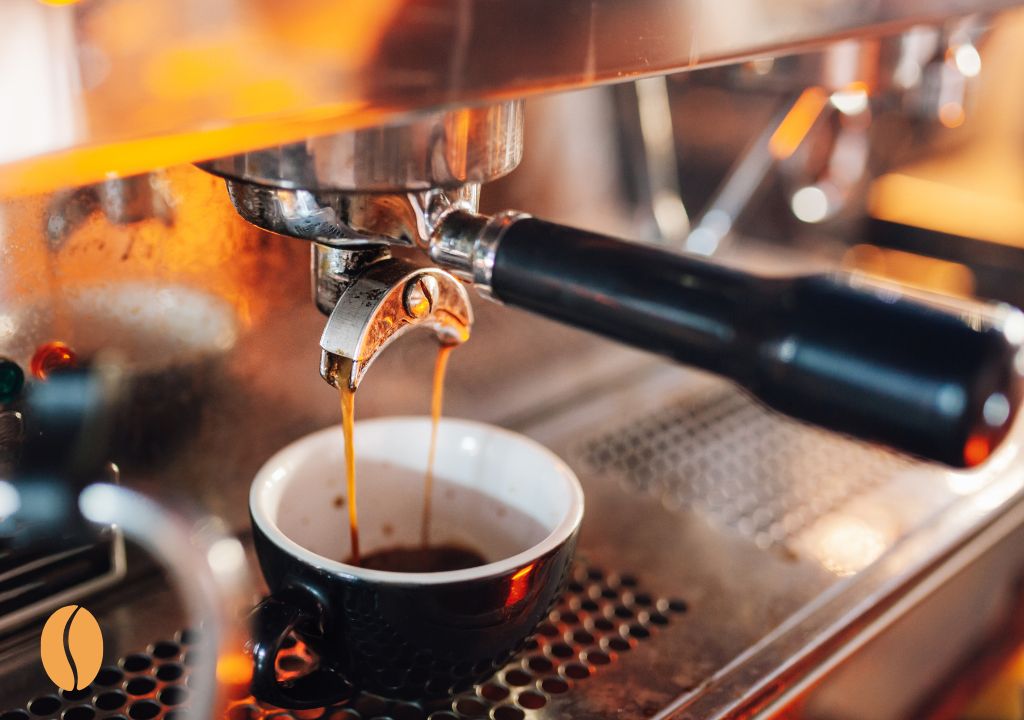 filiżanka w ekspresie do kawy